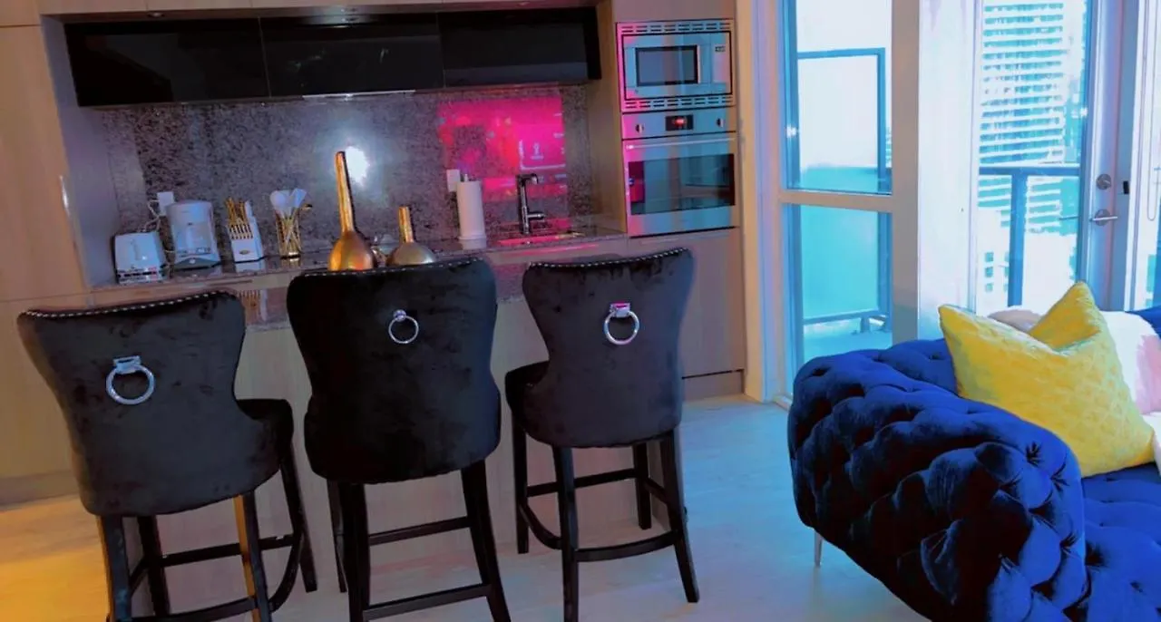 Apartment Luxury Condo Cn Tower View Toronto Canada